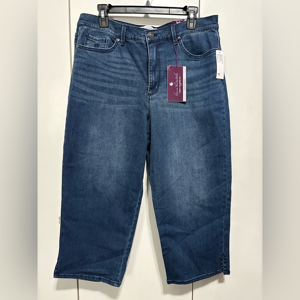 Gloria Vanderbilt Blue Denim Jeans with Burgundy Tag Accent